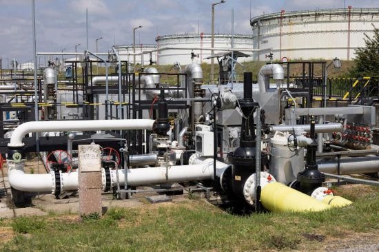 這是2022年5月24日在匈牙利薩茲豪隆包陶多瑙河煉油廠拍攝的連接匈牙利和俄羅斯的“友誼”輸油管道入口點。新華社發(fā)（弗爾季·奧蒂洛攝）