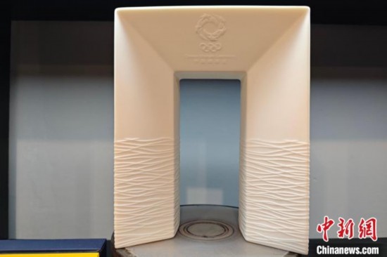 白瓷作品《凱旋尊》巧妙融合了法國(guó)與中國(guó)最具象征意義的藝術(shù)形式和元素進(jìn)行再創(chuàng)造。 吳冠標(biāo) 攝