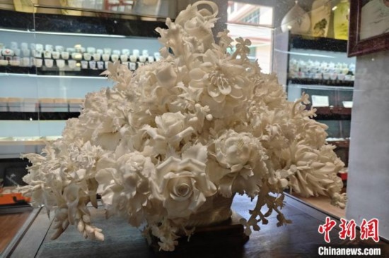 福建德化陶瓷以“白”見長(zhǎng)，因白如雪、明如鏡、薄如紙、聲如磬、潤(rùn)如玉而享譽(yù)世界。 吳冠標(biāo) 攝