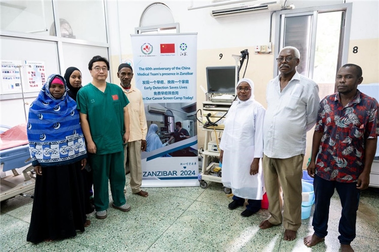 王璐醫(yī)生與部分患者合影。中國援桑醫(yī)療隊供圖