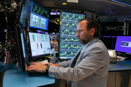 5月3日，交易員在美國(guó)紐約證券交易所交易大廳工作。新華社發(fā)（郭克攝）