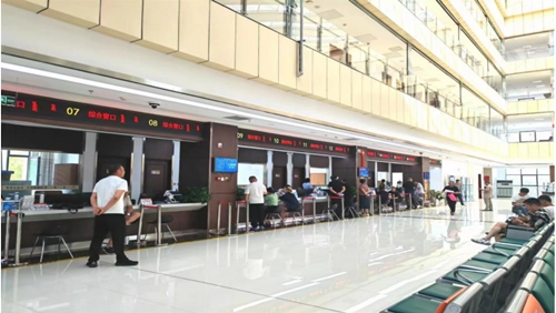 鄂托克旗政務(wù)服務(wù)中心“全科受理大綜窗”。 鄂托克旗政務(wù)服務(wù)與數(shù)據(jù)管理局供圖