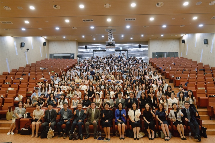 8月5日，第十一屆在韓國際中文教育志愿者崗中培訓(xùn)舉行開班儀式。圖為活動現(xiàn)場合影。 教育部中外語言交流合作中心供圖