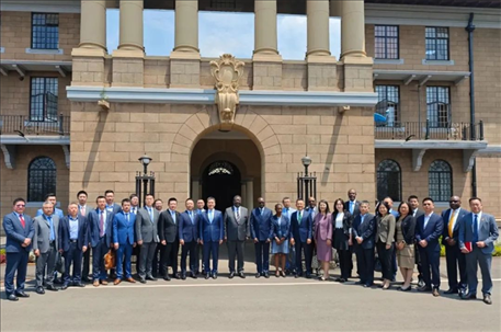 （與會(huì)人員合影留念。駐肯使館供圖）