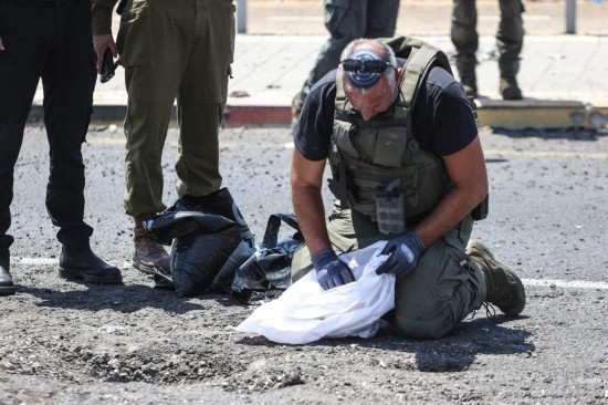 8月6日，在以色列納哈里亞，警方在無人機(jī)襲擊現(xiàn)場(chǎng)開展工作。以色列國(guó)防軍6日發(fā)表聲明說，多架無人機(jī)當(dāng)天從黎巴嫩射向以色列，造成以色列邊境城市納哈里亞數(shù)名平民受傷。新華社/基尼圖片社