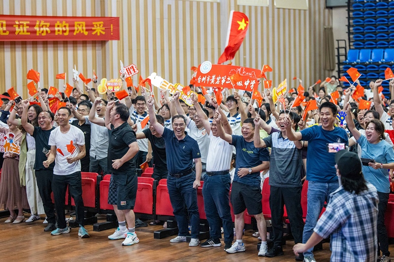 北京時(shí)間7月27日，2024年巴黎奧運(yùn)會(huì)首個(gè)比賽日，在射擊10米氣步槍混合團(tuán)體比賽中，中國(guó)選手黃雨婷/盛李豪獲得金牌。圖為黃雨婷的母校師生們通過(guò)收看奧運(yùn)直播的方式為她加油助威。