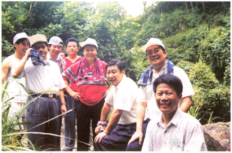 1999年6月，習(xí)近平在福州森林公園參加紀(jì)念毛主席“發(fā)展體育運(yùn)動(dòng)，增強(qiáng)人民體質(zhì)”題詞47周年登山健身活動(dòng)。（資料照片，來源：《習(xí)近平在福建》（下））