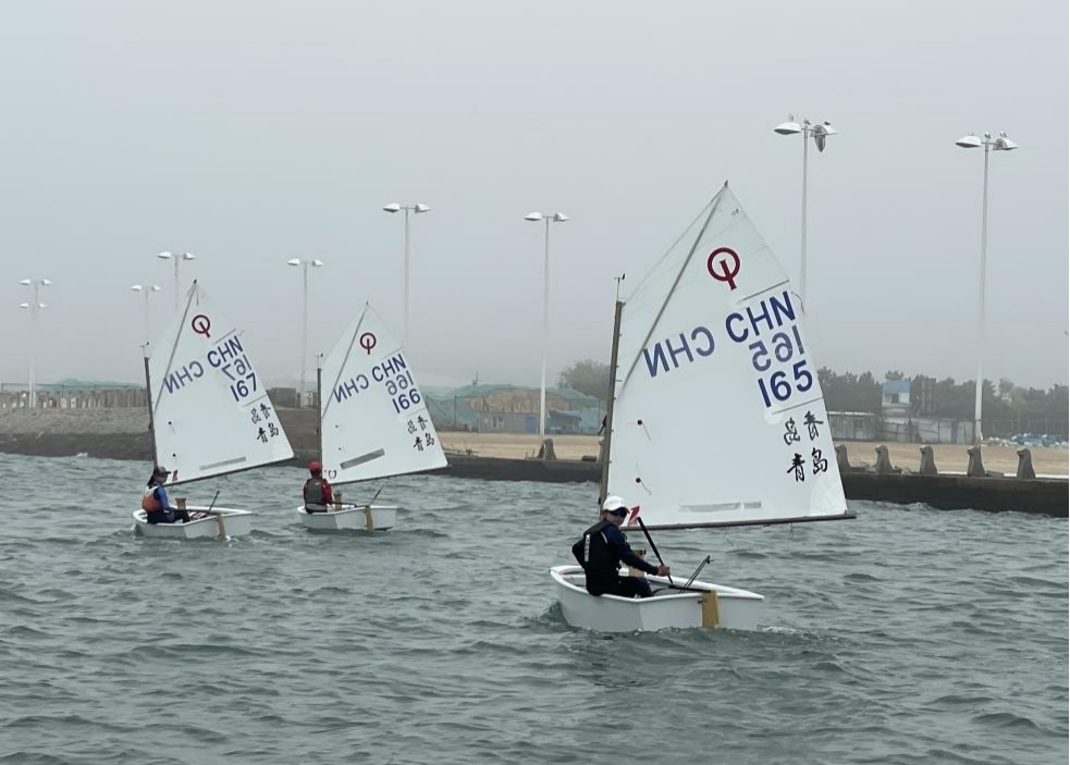 青島市嶗山區(qū)中韓小學(xué)帆船社團(tuán)進(jìn)行帆船訓(xùn)練。青島市嶗山區(qū)教育和體育局供圖