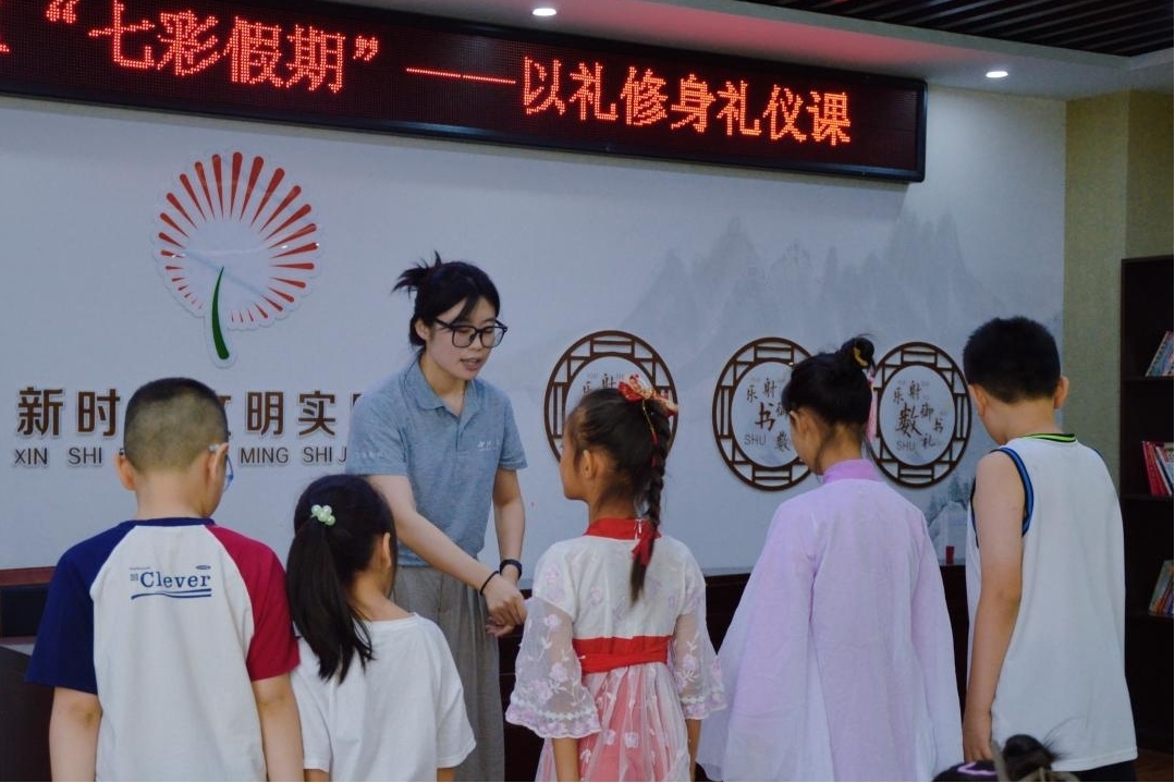 曲阜市小雪街道如意社區(qū)新時(shí)代文明實(shí)踐站以禮修身禮儀課。謝婉瑩 攝