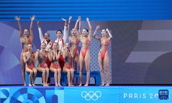 北京時間8月8日凌晨，巴黎奧運會花樣游泳集體項目的最后一項比賽集體技巧自選在巴黎奧林匹克水上運動中心舉行。中國隊奪得花樣游泳集體項目金牌。圖為中國隊在比賽后慶祝奪冠。新華社記者 薛宇舸 攝