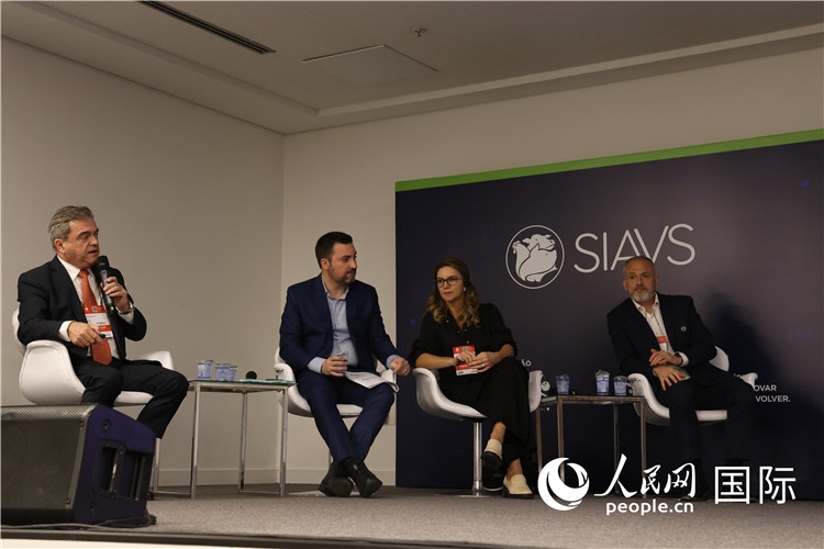 巴西動(dòng)物蛋白協(xié)會(huì)高層管理人員在展覽會(huì)舉辦前接受外國(guó)記者采訪。 人民網(wǎng)記者 時(shí)元皓攝