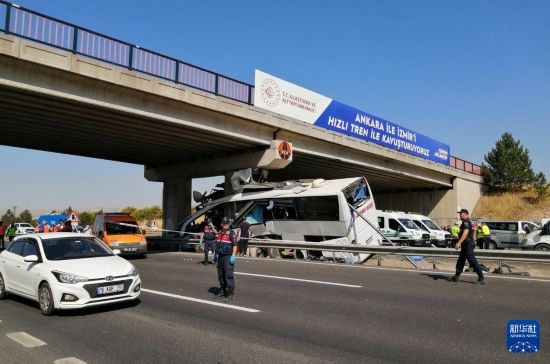 這是8月9日在土耳其安卡拉省波拉特勒拍攝的事故現(xiàn)場。新華社發(fā)（穆斯塔法·卡亞攝）