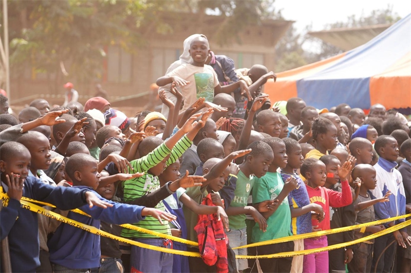 孩子們觀看達人秀。主辦方供圖