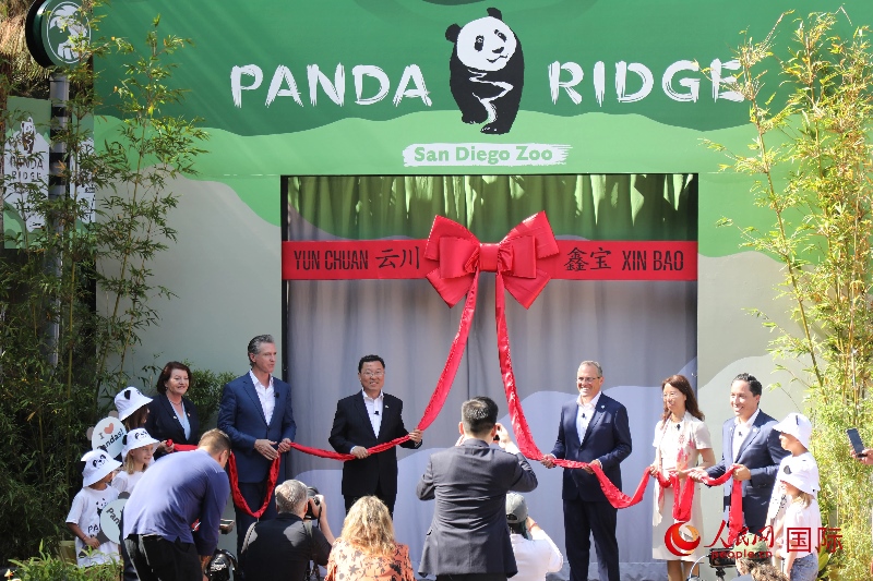 1、中國(guó)駐美國(guó)大使謝鋒、加州州長(zhǎng)紐森、圣迭戈市市長(zhǎng)格洛利亞等人共同為“熊貓嶺”開(kāi)館剪彩。 人民網(wǎng)記者 李志偉攝