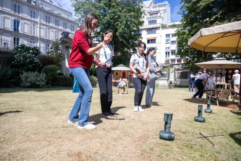 中外友人體驗(yàn)投壺游戲。巴黎