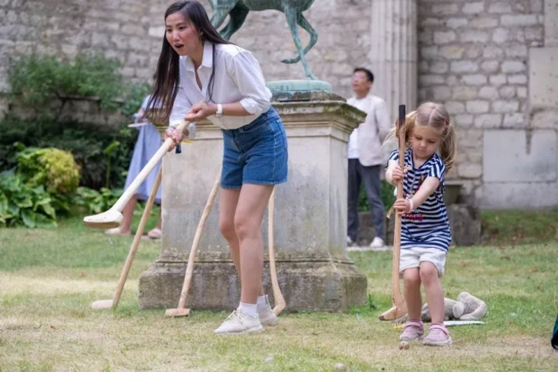 小朋友體驗(yàn)捶丸游戲。巴黎