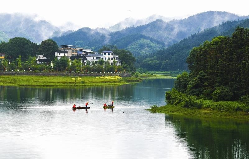 2024年6月5日，志愿者在湖南常寧市洋泉水庫清理水面漂浮物。