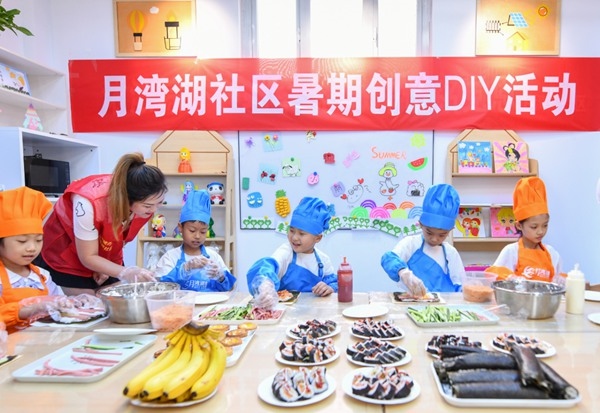 漯河市月灣湖社區(qū)青少年活動室里，志愿者教孩子們做手工。 齊國霞攝