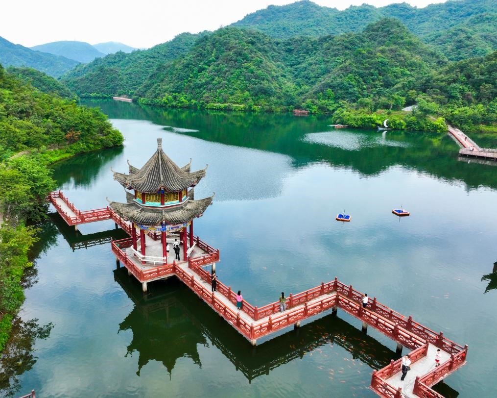 2024年8月11日，游客在湖南省雙牌縣陽(yáng)明山國(guó)家森林公園萬(wàn)和湖休閑游玩。新華社發(fā)（周秀魚(yú)春攝）