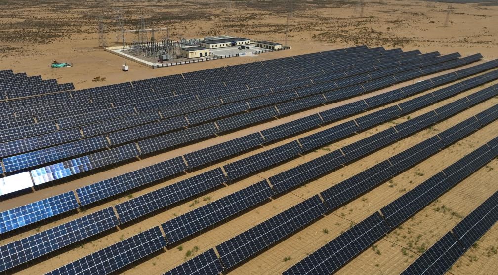 這是2024年5月16日拍攝的內(nèi)蒙古巴彥淖爾市磴口縣烏蘭布和沙漠光伏基地。新華社記者李云平攝