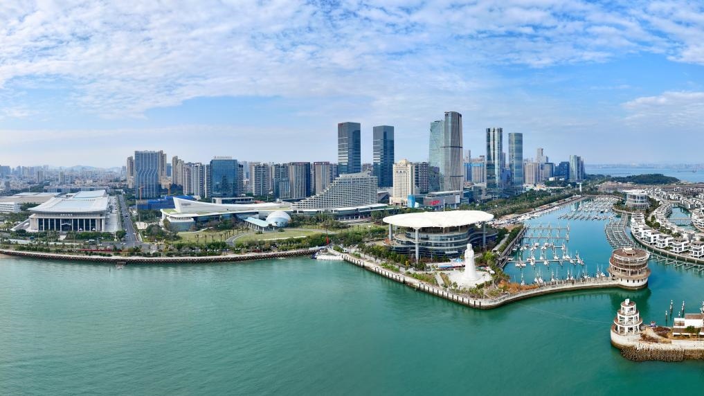 2024年1月24日拍攝的廈門(mén)國(guó)際會(huì)議中心、環(huán)島路一帶濱海城市景觀。新華社記者姜克紅攝