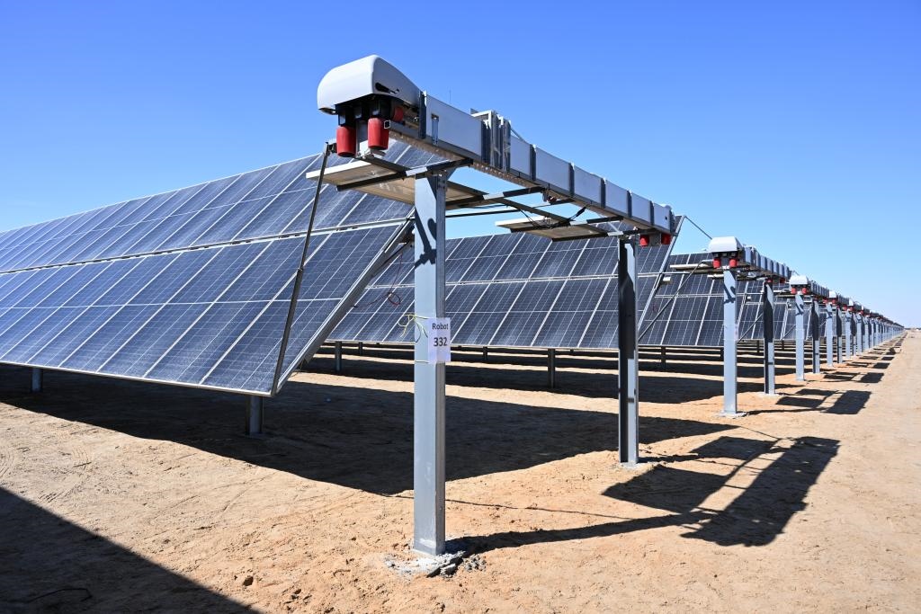 這是2023年3月18日在位于阿聯(lián)酋阿布扎比南部的艾爾達(dá)芙拉光伏電站拍攝的光伏板。新華社發(fā)（中國(guó)機(jī)械設(shè)備工程股份有限公司阿布扎比分公司供圖）