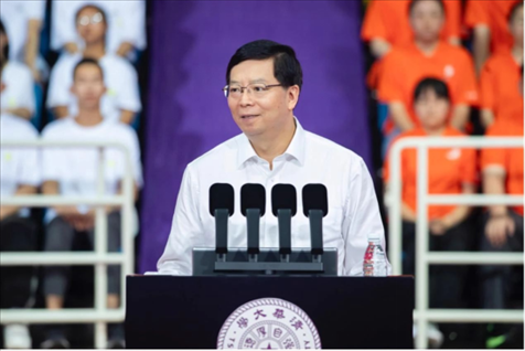 邱勇為新生講授開(kāi)學(xué)第一課。學(xué)校供圖