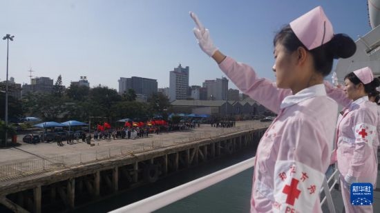 當(dāng)?shù)貢r(shí)間8月16日上午10時(shí)許，執(zhí)行“和諧使命-2024”任務(wù)的中國海軍“和平方舟”號(hào)醫(yī)院船圓滿結(jié)束對(duì)莫桑比克的訪問，駛離馬普托港，前往本次任務(wù)第五站南非。新華社發(fā)（曹春耀 攝）