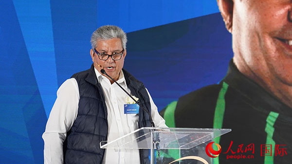 茨瓦尼市市長委員會成員漢內斯·科茲致辭。人民網 張茜攝