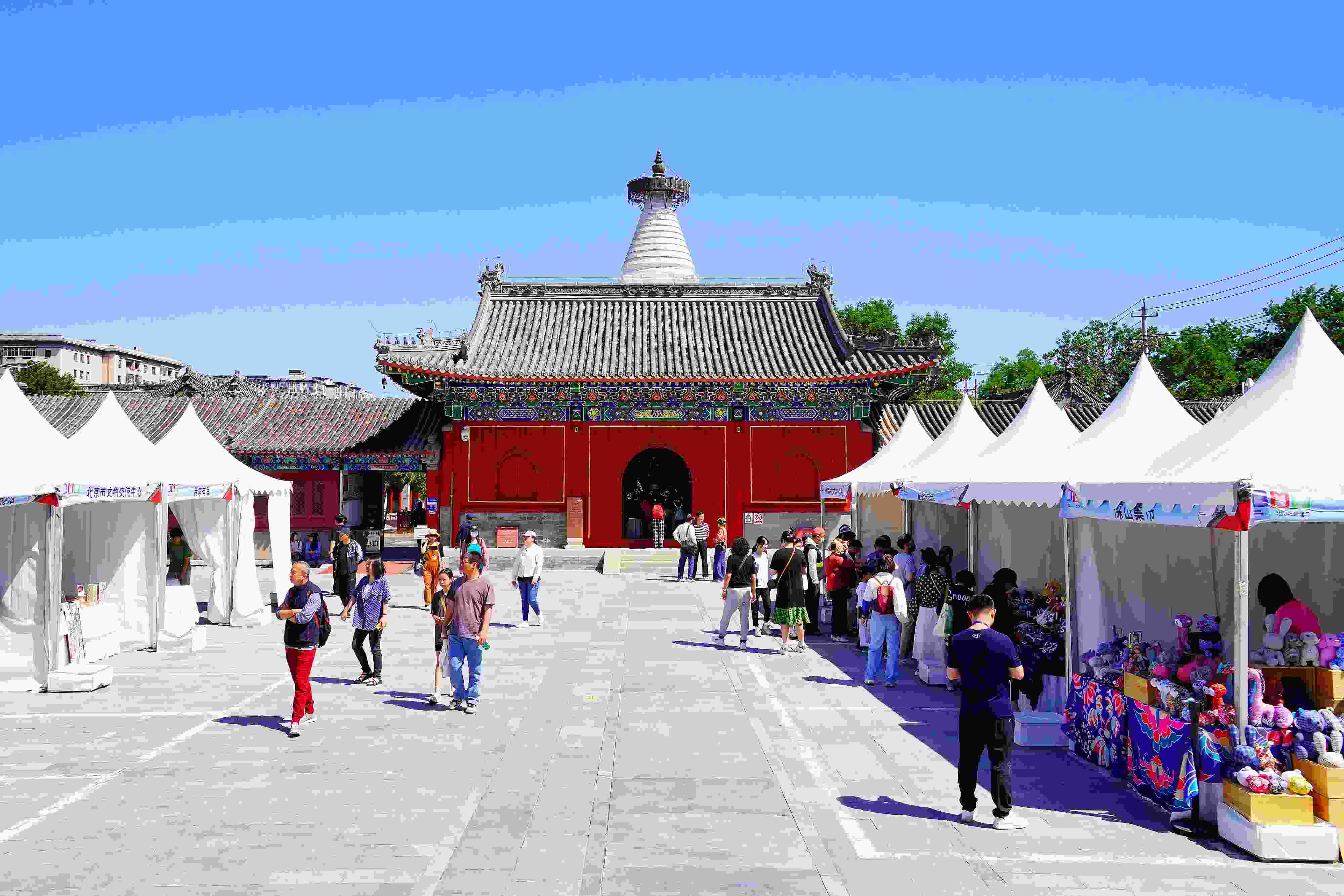2024年5月，“北京白塔文化市集”在已有700余年歷史的妙應(yīng)寺白塔下舉行。
