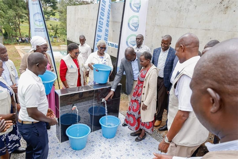 肯尼亞總統(tǒng)魯托考察南迪山供水項(xiàng)目設(shè)備運(yùn)行情況。中鐵十局供圖