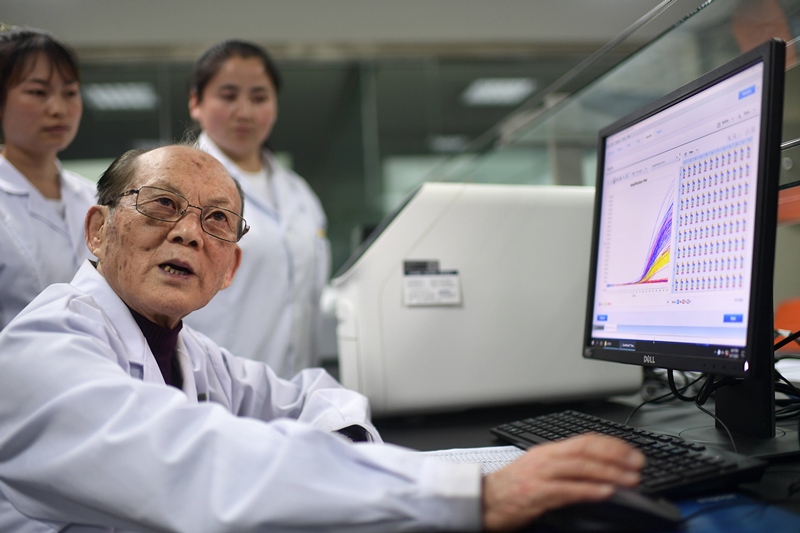 2021年6月17日，吳天一（前）在青海西寧的實驗室內(nèi)和學(xué)生討論。