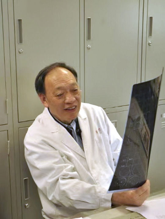 復旦大學附屬華山醫(yī)院感染科終身教授翁心華在工作（資料照片）。 新華社發(fā)