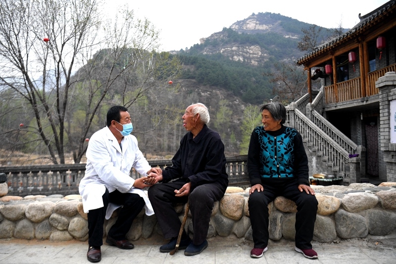2020年4月15日，在河北阜平縣龍泉關(guān)鎮(zhèn)駱駝灣村，村醫(yī)霍建國為村民把脈。