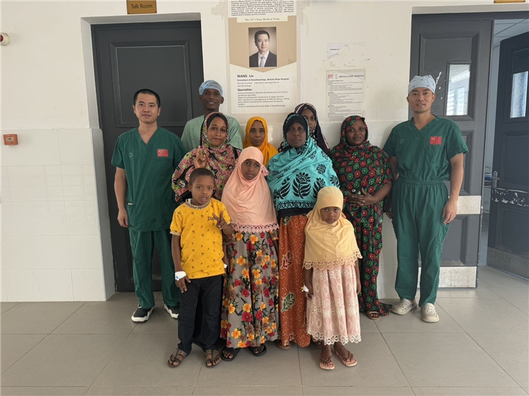 李廣(右一)和王林醫(yī)生與部分患者合影。中國(guó)援桑醫(yī)療隊(duì)供圖