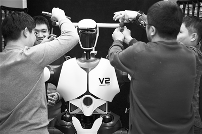 科研人員在調(diào)試機器人。新華社記者 金立旺攝