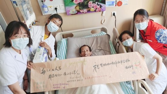 7月26日，海淀醫(yī)院安寧療護(hù)科醫(yī)護(hù)團(tuán)隊(duì)為朱銳送來一條寫滿祝福的橫幅。（受訪者供圖）