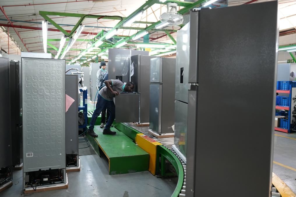 8月14日，在南非開普敦，當(dāng)?shù)貑T工在海信南非工業(yè)園的冰箱生產(chǎn)線上工作。新華社記者王雷攝