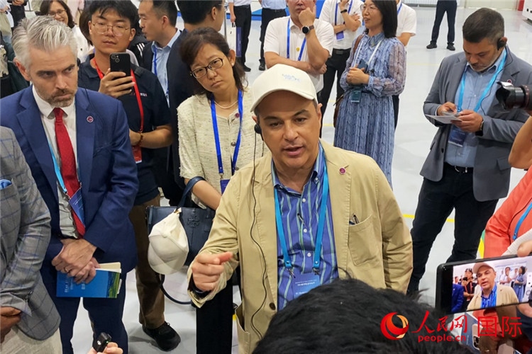 阿根廷駐華大使馬致遠(yuǎn)與億華通動(dòng)力科技有限公司總經(jīng)理于民討論關(guān)切問題。人民網(wǎng) 宋歌攝