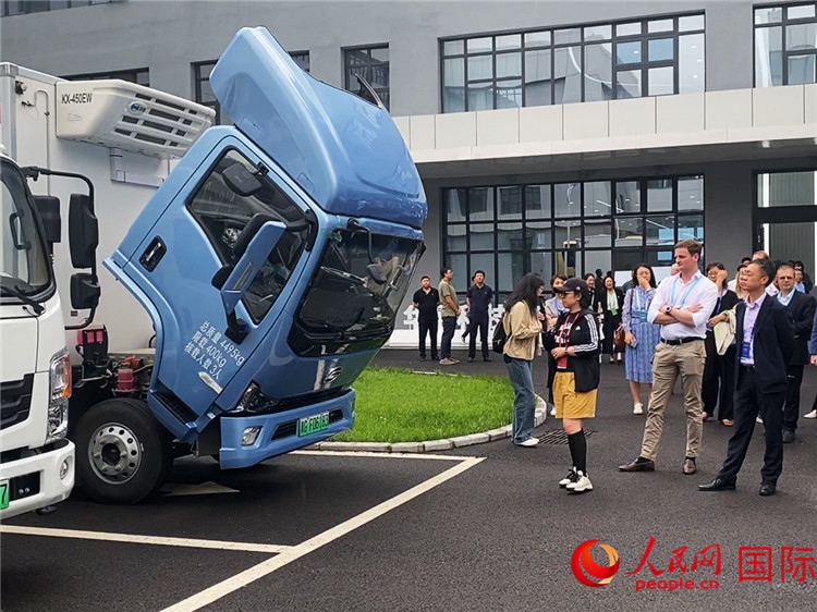 于民向駐華外交官和國(guó)際組織駐華代表介紹燃料電池車型。人民網(wǎng)記者 于洋攝