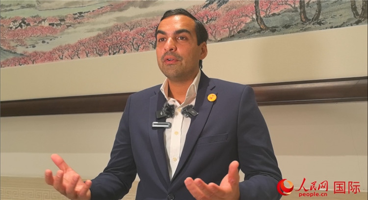 毛里求斯民議會(huì)議長(zhǎng)阿德里安·夏爾·杜瓦爾接受媒體采訪。人民網(wǎng) 鐘文興攝