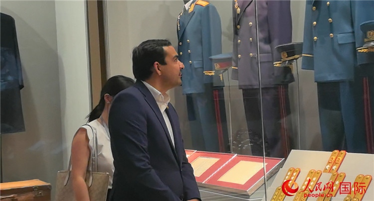 毛里求斯民議會(huì)議長(zhǎng)阿德里安·夏爾·杜瓦爾參觀中國(guó)共產(chǎn)黨歷史展覽館。人民網(wǎng) 鐘文興攝