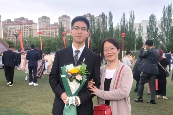 劉傲寒和媽媽合影。北航供圖
