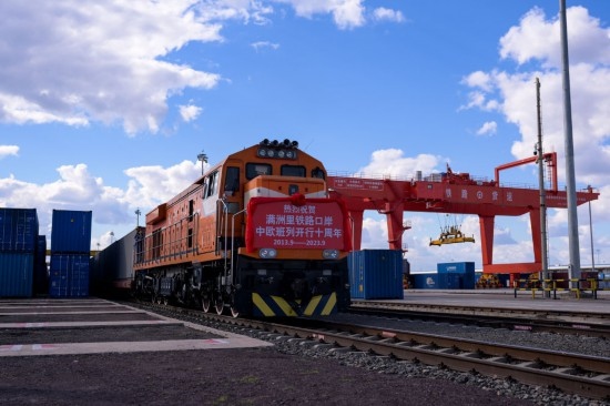 2023年9月20日，一列中歐班列行駛在內(nèi)蒙古滿洲里站貨運車間集裝箱場。作為我國向北開放的“橋頭堡”、中歐班列“東通道”的重要口岸，滿洲里鐵路口岸不斷加大中歐班列通道能力建設，進一步提升運輸效率和品質(zhì)