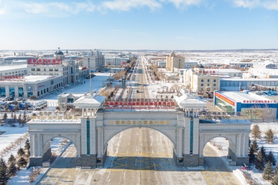這是2024年1月31日拍攝的中國（黑龍江）自由貿(mào)易試驗區(qū)黑河片區(qū)（無人機照片）。五年來，中國（黑龍江）自由貿(mào)易試驗區(qū)將“試驗田”種成“高產(chǎn)田”，以全省萬分之三的面積，貢獻了全省約五分之一的實際使用外資和七分之一的外貿(mào)進出口，在對外合作、降低物流成本、培育特色產(chǎn)業(yè)和新業(yè)態(tài)新模式等方面深入探索，成功產(chǎn)出超過300項制度創(chuàng)新成果。