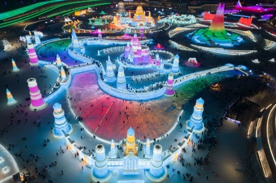 2024年1月1日，來自世界各地的游客在哈爾濱冰雪大世界園區(qū)內(nèi)游玩（無人機照片）。