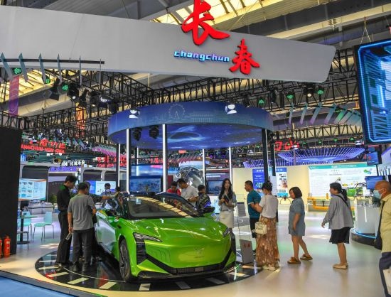 2023年8月23日，人們在第十四屆中國—東北亞博覽會上參觀一汽紅旗新能源車型。