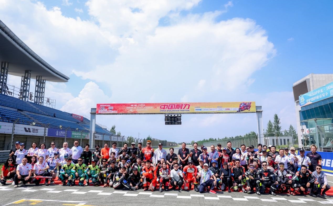 2024年中國(guó)耐力·鄂爾多斯站在鄂爾多斯國(guó)際賽車場(chǎng)舉辦。受訪者供圖