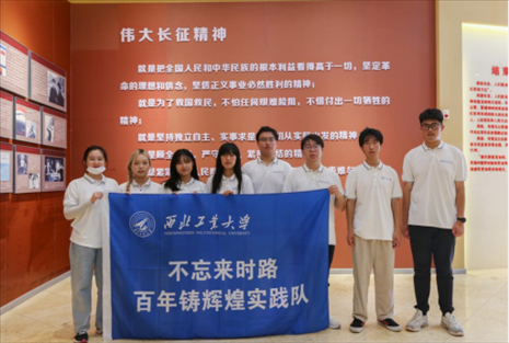 實踐隊員學(xué)習(xí)長征精神。學(xué)校供圖