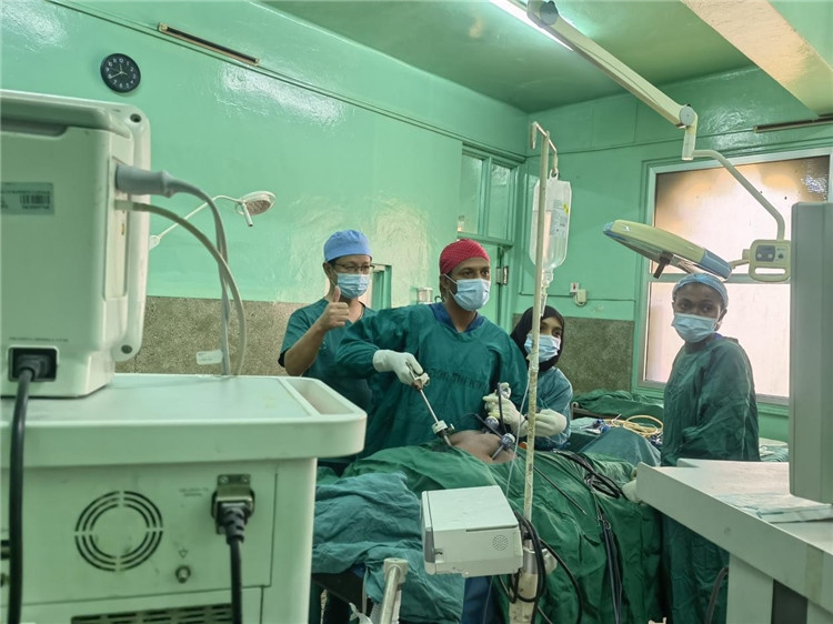 隊(duì)長(zhǎng)蔣國(guó)慶（左一）關(guān)注當(dāng)?shù)蒯t(yī)生手術(shù)情況。中國(guó)援桑醫(yī)療隊(duì)供圖